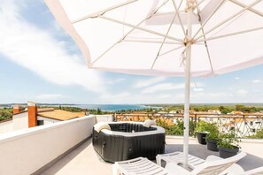 Terrace/patio - Cozy condo with a rooftop and Jacuzzi (Pula)