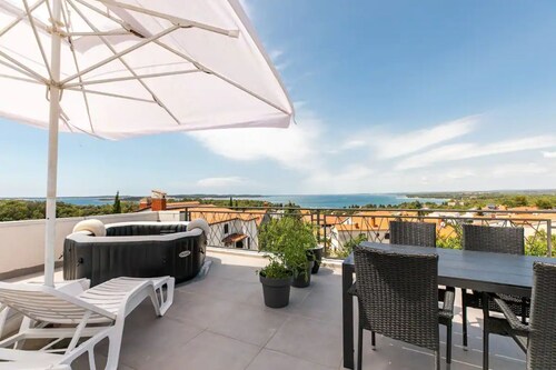 Cozy condo with a rooftop and Jacuzzi