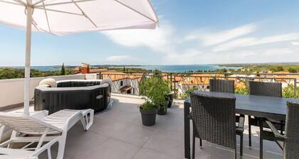 Cozy condo with a rooftop and Jacuzzi