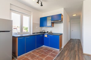 ثلاجة، ميكروويف، موقد طهي مسطح، محمصة خبز