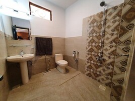 Deluxe Double Room | Bathroom | Shower, free toiletries, towels