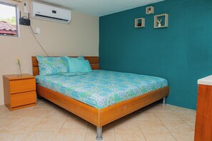 1 slaapkamer, een strijkplank/strijkijzer, gratis wifi, beddengoed