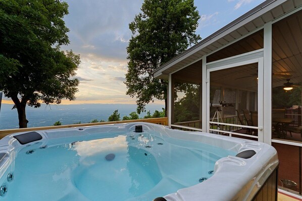 Property grounds - Quiet Mountaintop Vista w/ Hot tub and Fire pit (Morganton)