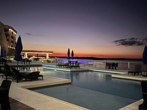 Utendørsbasseng og et oppvarmet basseng