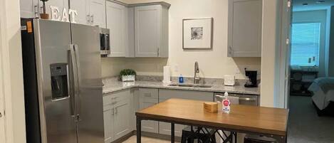 Frigorifero, microonde, lavastoviglie, macchina per tè/caffè