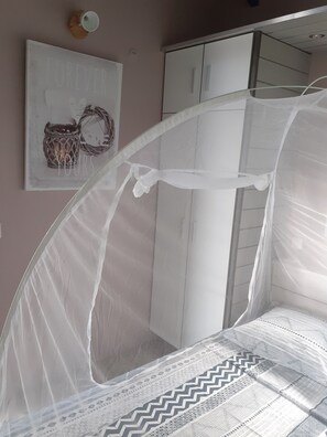 2 bedrooms, iron/ironing board, travel crib, free WiFi - AWMONY'KAZ: Charming bungalow with swimming pool and Balneo jets. (Trois-Rivières)