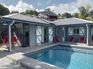 Pool - AWMONY'KAZ: Charming bungalow with swimming pool and Balneo jets. (Trois-Rivières)