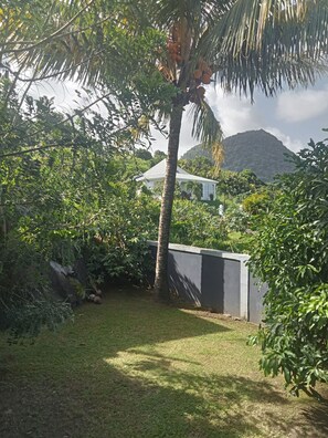 Property grounds - AWMONY'KAZ: Charming bungalow with swimming pool and Balneo jets. (Trois-Rivières)