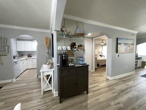 1 bedroom, iron/ironing board, free WiFi, bed sheets - LUXE 1st Floor Condo, w/ Private Patio. 2 Min. Walk to Beach  (Indian Shores)