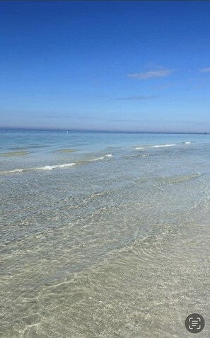 Beach nearby, sun-loungers, beach towels