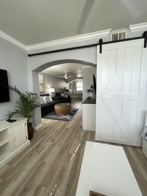 Smart TV, books - LUXE 1st Floor Condo, w/ Private Patio. 2 Min. Walk to Beach  (Indian Shores)