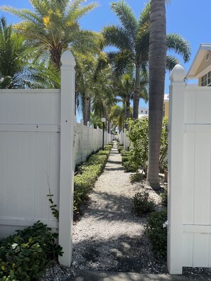 Property grounds - LUXE 1st Floor Condo, w/ Private Patio. 2 Min. Walk to Beach  (Indian Shores)
