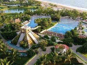 Una piscina al aire libre, una piscina climatizada