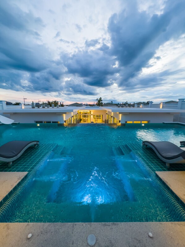 Outdoor pool - Enjoy Deluxe Sunset View on the beachchair in pool, 15 min to the city downtown. (Pattaya)