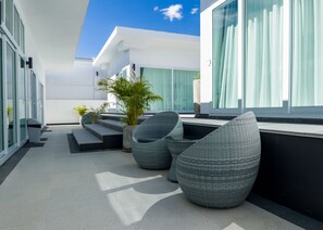 Terrace/patio - Enjoy Deluxe Sunset View on the beachchair in pool, 15 min to the city downtown. (Pattaya)