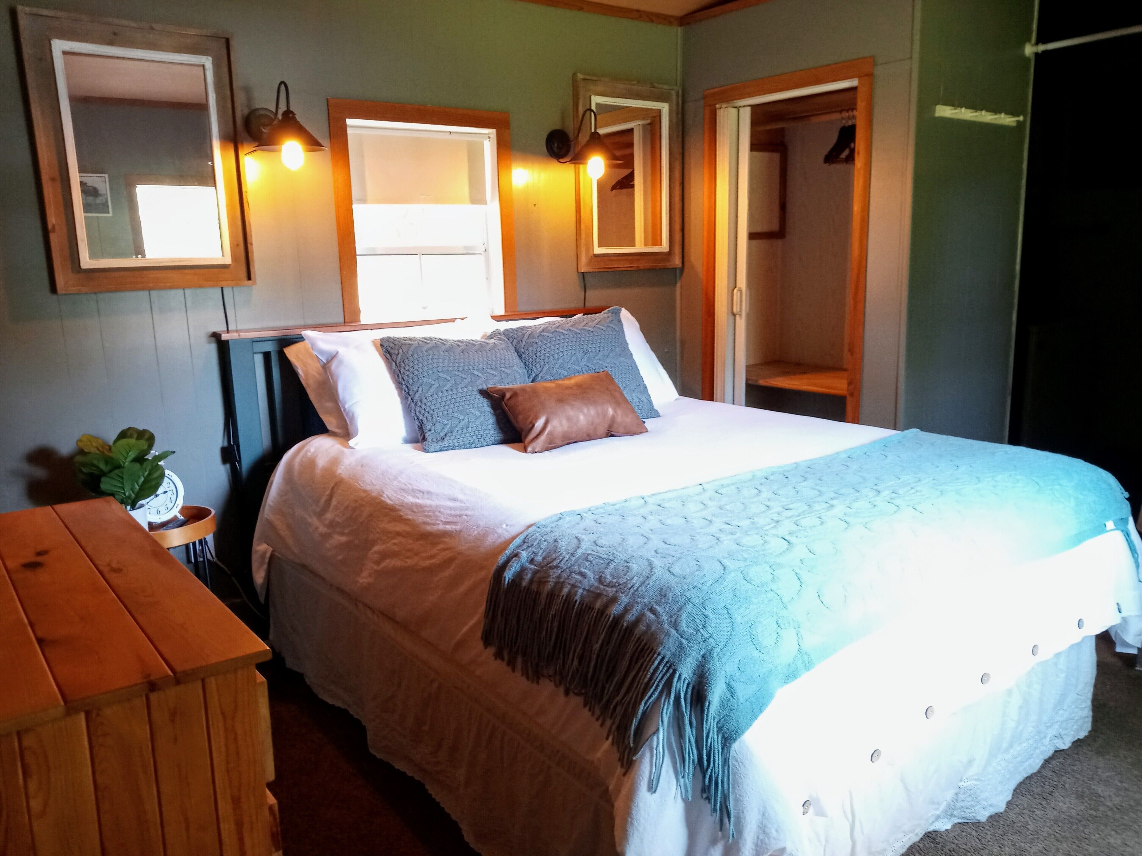 1 bedroom, travel crib, WiFi