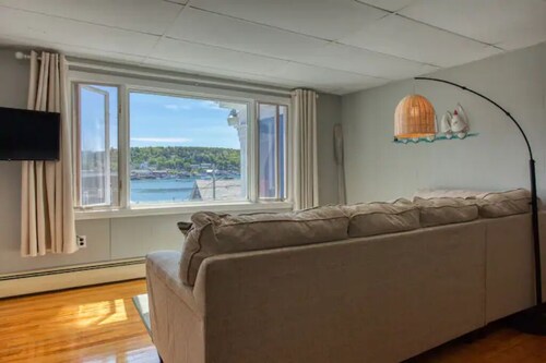 Coastal downtown 1 Bed, 1 Bath, full kitchen w/ harbor view