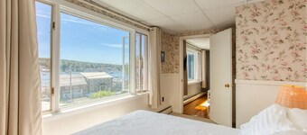 Coastal downtown 1 Bed, 1 Bath, full kitchen w/ harbor view