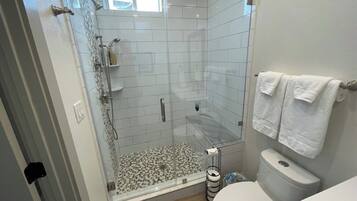 淋浴設備、風筒、提供毛巾、番梘