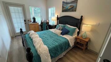 1 chambre, bureau, fer et planche à repasser, lit parapluie