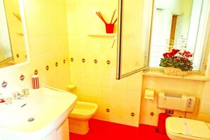 Hair dryer, bidet, towels, shampoo
