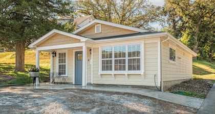 Cozy Cottage in the heart of Louisville, NE