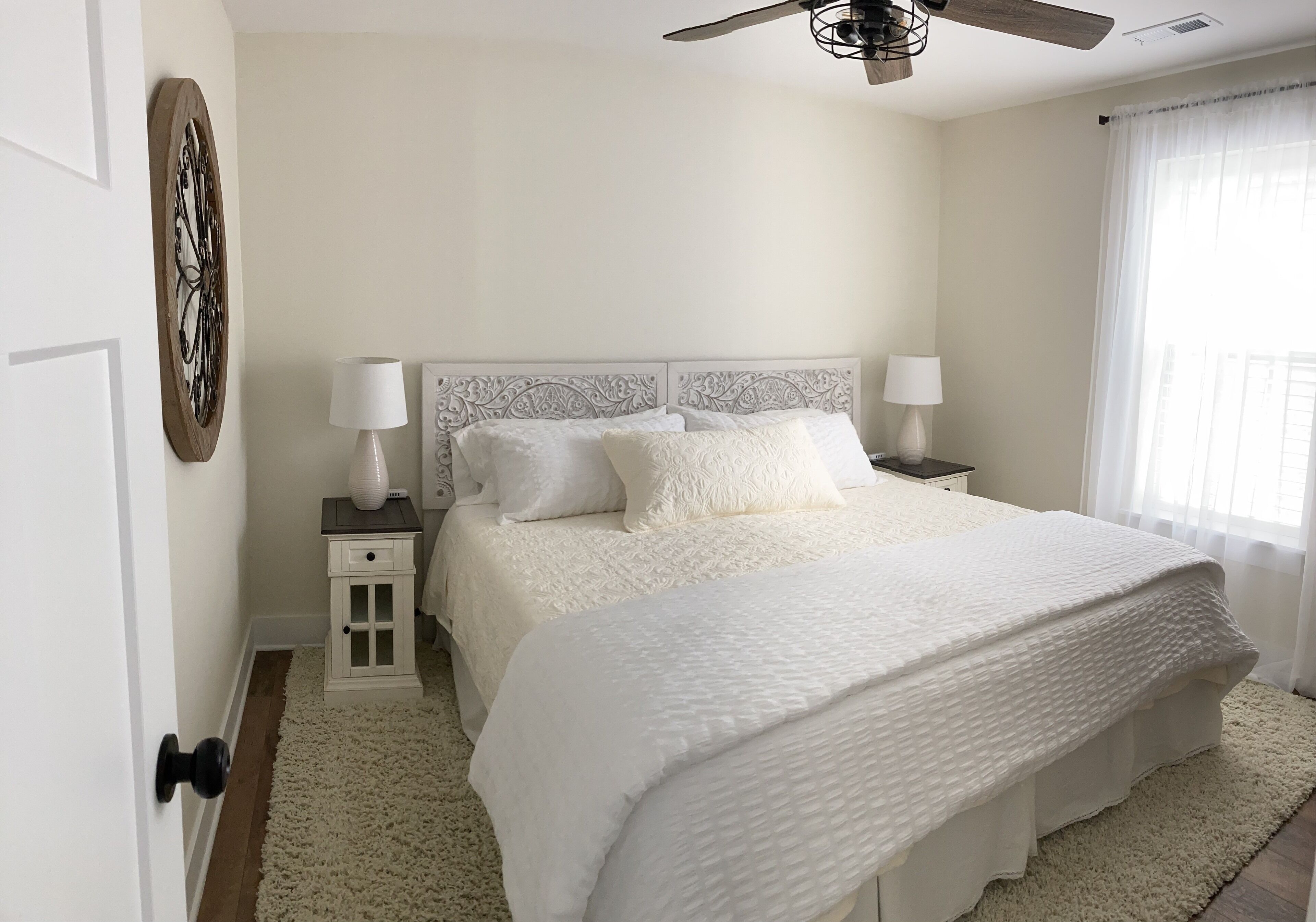 2 quartos, ferros/tábuas de passar roupa, berço de viagem