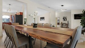 Luxury-Haus, 4 Schlafzimmer, eigener Pool, zum Garten hin | Esszimmer