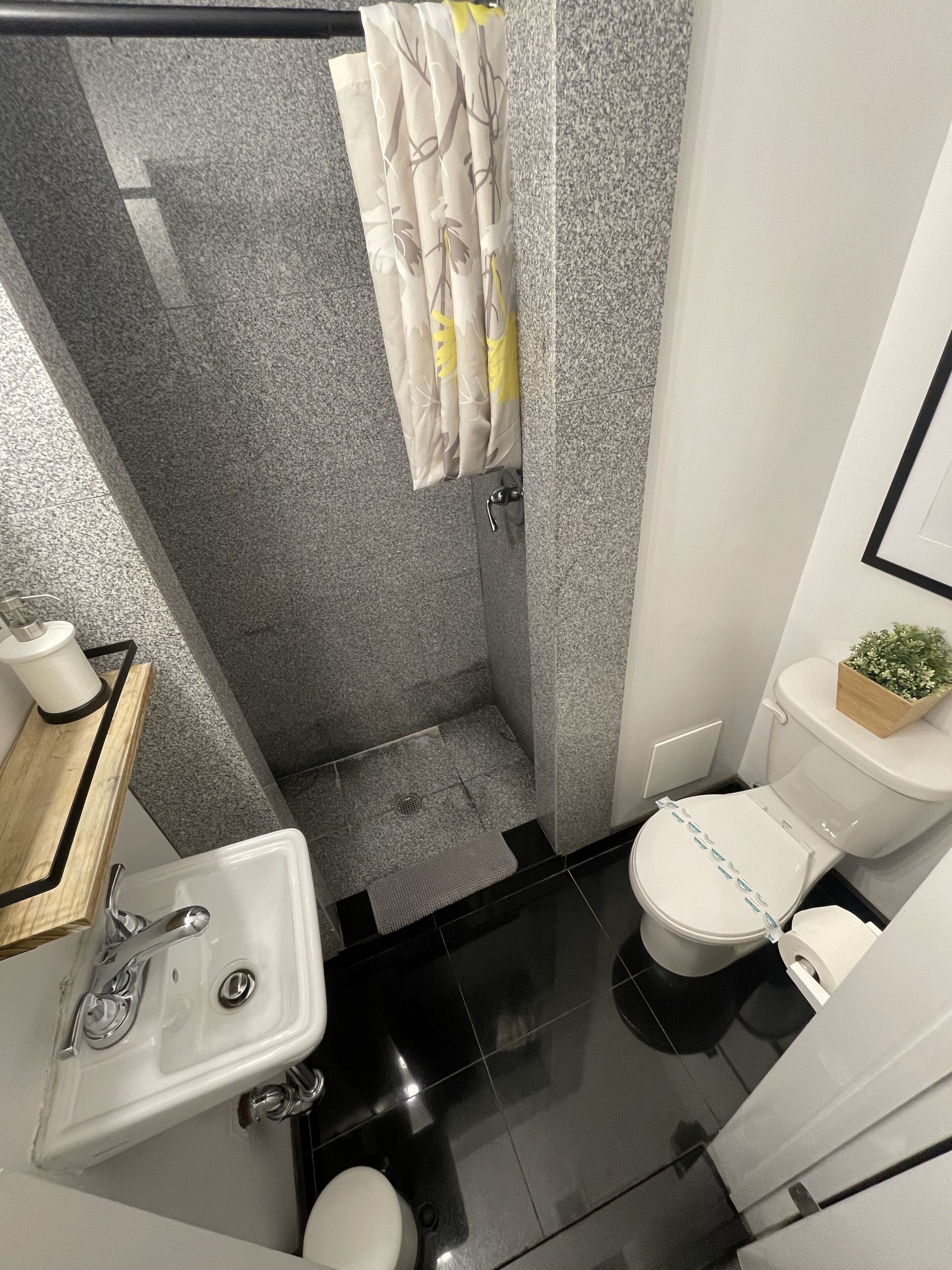 Ein modernes Badezimmer mit Dusche, Toilette und Waschbecken.