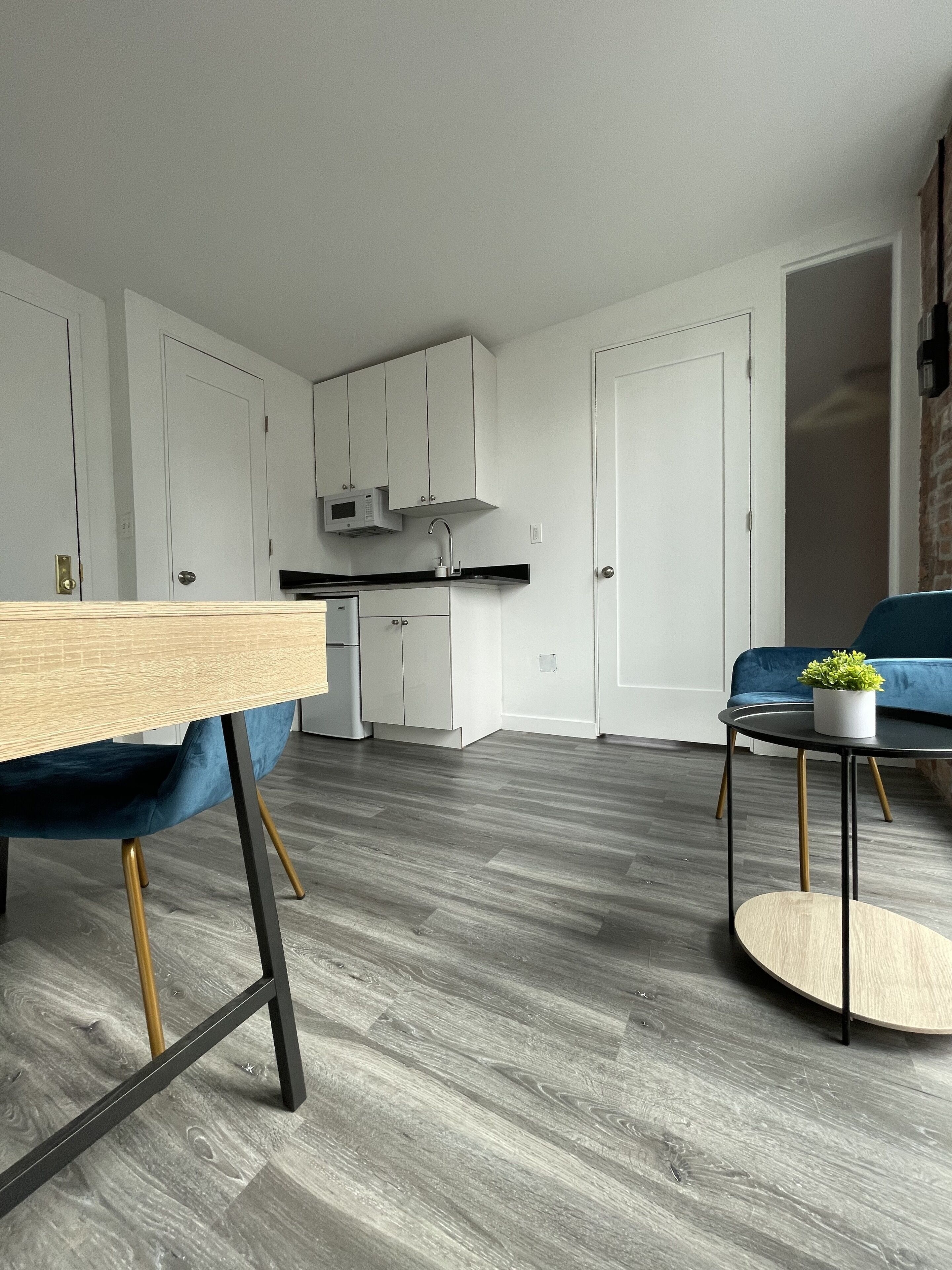 Un apartamento moderno con cocina, comedor y sala de estar.