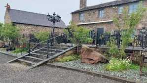 A stone building with a staircase leading to a balcony. - 2 Bed Flat - Sleeps 3 - Parking - Wifi (Buxton)