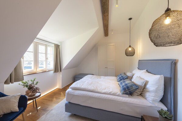 5 Schlafzimmer, Schreibtisch, Bügeleisen/Bügelbrett, kostenloses WLAN