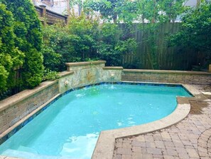 Piscina all'aperto, una piscina riscaldata