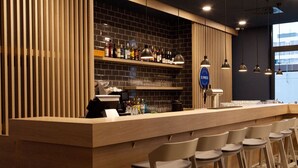 Bar (trong khuôn viên)