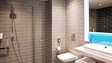 Une salle de bain moderne équipée d’une douche, de toilettes et d’un lavabo.