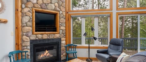 Een smart-tv en een open haard