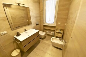 Duschwanne, Haartrockner, Bidet, Handtücher