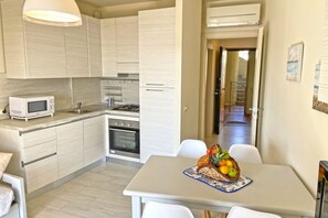 Kylskåp, mikrovågsugn, spishäll och vattenkokare
