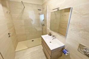 Duschwanne, Haartrockner, Bidet, Handtücher