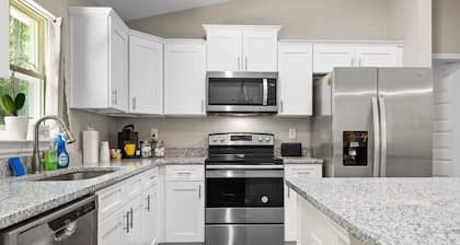 Heated Pool Cheerful, Pet- friendly 3 Bedroom