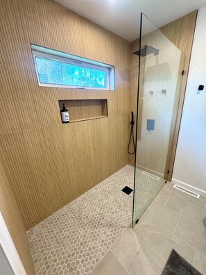 Ducha y bañera combinadas, secador de pelo, toallas y papel higiénico