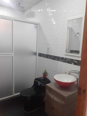 Badewanne, Handtücher, Seife, Toilettenpapier