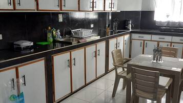 Fridge, oven, stovetop, coffee/tea maker