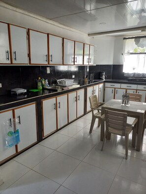 Frigorifero, forno, piano cottura, macchina per tè/caffè