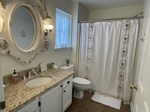 Tina con regadera, secadora de cabello, toallas, jabón 