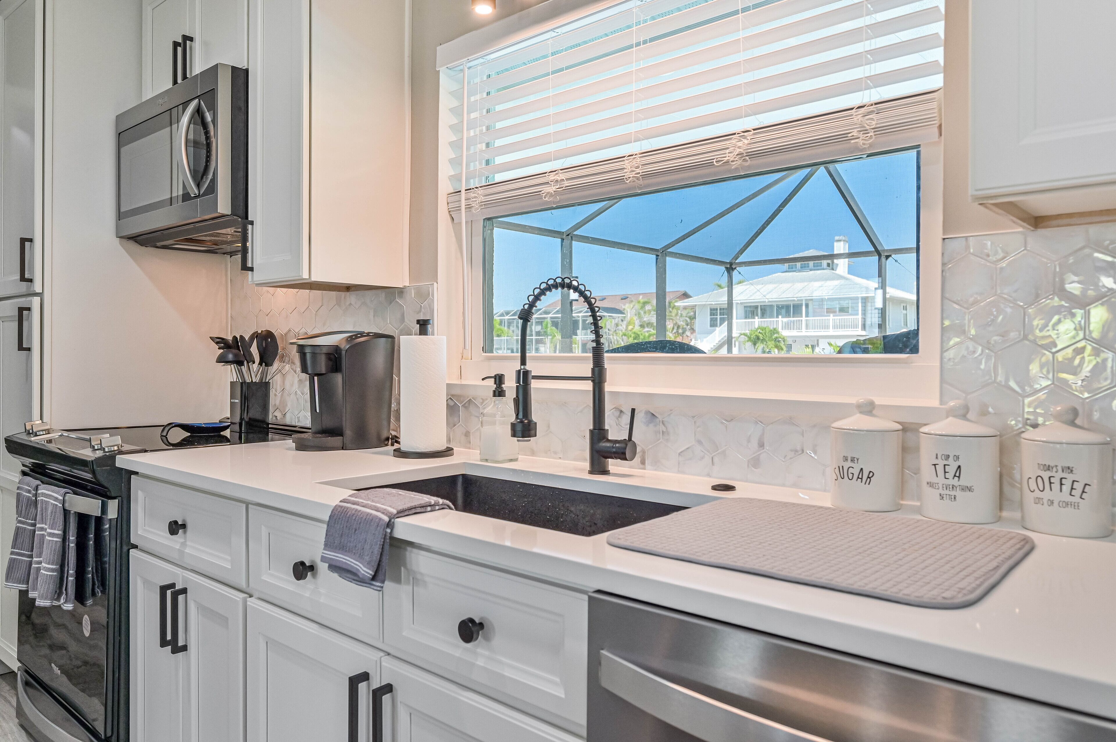 Geladeira, micro-ondas, fogão, cooktop