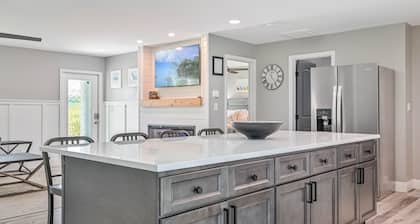 Newly Renovated house on the canal with pool and hot tub!!!