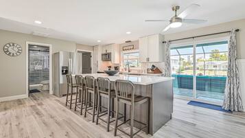 Geladeira, micro-ondas, fogão, cooktop