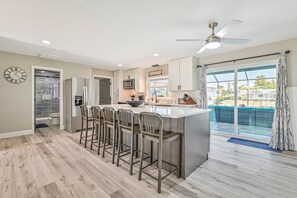 冷蔵庫、電子レンジ、オーブン、コンロ