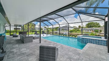 Een buitenzwembad en een verwarmd zwembad